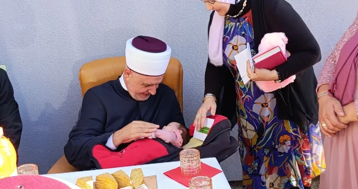 Reisul-ulema IZBiH Husein ef. Kavazović posjetio porodicu Selman iz Bosanskog Petrovca, u kojoj je rođeno deseto dijete/Medžlis Iz Bosanski Petrovac