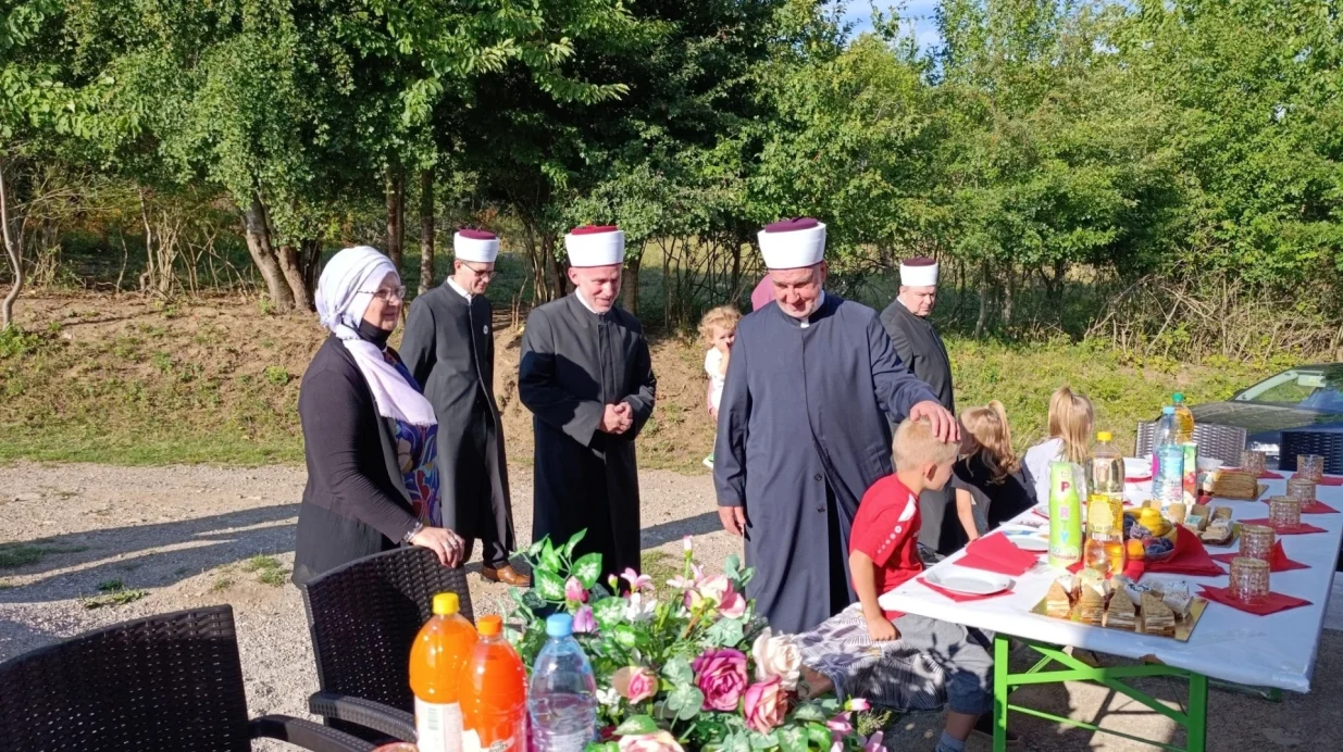 Reisul-ulema IZBiH Husein ef. Kavazović posjetio porodicu Selman iz Bosanskog Petrovca, u kojoj je rođeno deseto dijete/Medžlis Iz Bosanski Petrovac