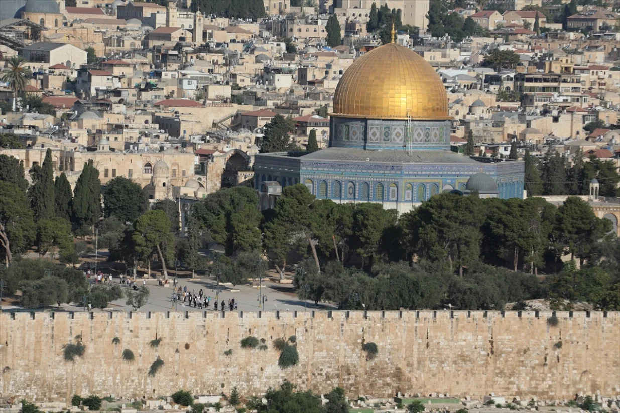 Izraelski ministar nacionalne sigurnosti Itamar Ben-Gvir, poznat po krajnje desničarskim stavovima, predvodio je u nedjelju rano ujutro masovni i provokativni upad ilegalnih izraelskih doseljenika u kompleks džamije Al-Aksa u okupiranom Istočnom Jerusalemu, povodom jevrejskog vjerskog obilježavanja Tisha B'Ava/Gazi Samad