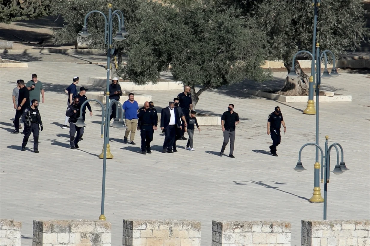 Izraelski ministar nacionalne sigurnosti Itamar Ben-Gvir, poznat po krajnje desničarskim stavovima, predvodio je u nedjelju rano ujutro masovni i provokativni upad ilegalnih izraelskih doseljenika u kompleks džamije Al-Aksa u okupiranom Istočnom Jerusalemu, povodom jevrejskog vjerskog obilježavanja Tisha B'Ava/Gazi Samad