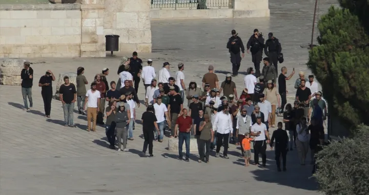 Izraelski ministar nacionalne sigurnosti Itamar Ben-Gvir, poznat po krajnje desničarskim stavovima, predvodio je u nedjelju rano ujutro masovni i provokativni upad ilegalnih izraelskih doseljenika u kompleks džamije Al-Aksa u okupiranom Istočnom Jerusalemu, povodom jevrejskog vjerskog obilježavanja Tisha B'Ava/Gazi Samad