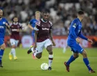 epa10270380 West Ham's Michail Antonio (C) and Silkeborg's Joel Felix (R) in action during the UEFA Europa Conference League Group B match between West Ham United and Silkeborg IF in London, Britain, 27 October 2022. EPA/TOLGA AKMEN/Foto: Tolga Akmen