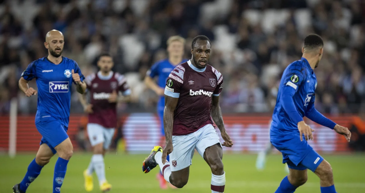 epa10270380 West Ham's Michail Antonio (C) and Silkeborg's Joel Felix (R) in action during the UEFA Europa Conference League Group B match between West Ham United and Silkeborg IF in London, Britain, 27 October 2022. EPA/TOLGA AKMEN/Foto: Tolga Akmen
