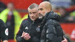 epa09567804 Manchester United manager Ole Gunnar Solskjaer (L) and Manchester City manager Pep Guardiola (R) interact after the English Premier League soccer match between Manchester United and Manchester City in Manchester, Britain, 06 November 2021. EPA/PETER POWELL EDITORIAL USE ONLY. No use with unauthorized audio, video, data, fixture lists, club/league logos or 'live' services. Online in-match use limited to 120 images, no video emulation. No use in betting, games or single club/league/player publications/Foto: Peter Powell