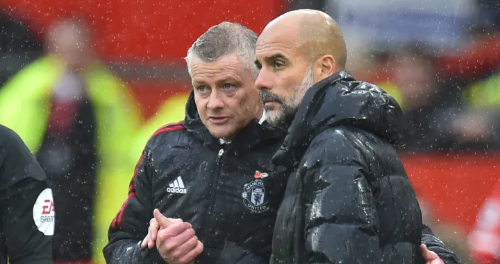 epa09567804 Manchester United manager Ole Gunnar Solskjaer (L) and Manchester City manager Pep Guardiola (R) interact after the English Premier League soccer match between Manchester United and Manchester City in Manchester, Britain, 06 November 2021. EPA/PETER POWELL EDITORIAL USE ONLY. No use with unauthorized audio, video, data, fixture lists, club/league logos or 'live' services. Online in-match use limited to 120 images, no video emulation. No use in betting, games or single club/league/player publications/Foto: Peter Powell