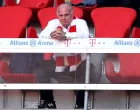 epa08484288 Uli Hoeness (front C), Honorary President of FC Bayern Munich, watches the Bundesliga match between FC Bayern Munich and Borussia Moenchengladbach at Allianz Arena in Munich, Germany, 13 June 2020 (issued 14 June 2020). EPA/Alexander Hassenstein/POOL DFL regulations prohibit any use of photographs as image sequences and/or quasi-video./Foto: Alexander Hassenstein/Pool
