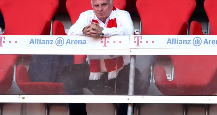 epa08484288 Uli Hoeness (front C), Honorary President of FC Bayern Munich, watches the Bundesliga match between FC Bayern Munich and Borussia Moenchengladbach at Allianz Arena in Munich, Germany, 13 June 2020 (issued 14 June 2020). EPA/Alexander Hassenstein/POOL DFL regulations prohibit any use of photographs as image sequences and/or quasi-video./Foto: Alexander Hassenstein/Pool