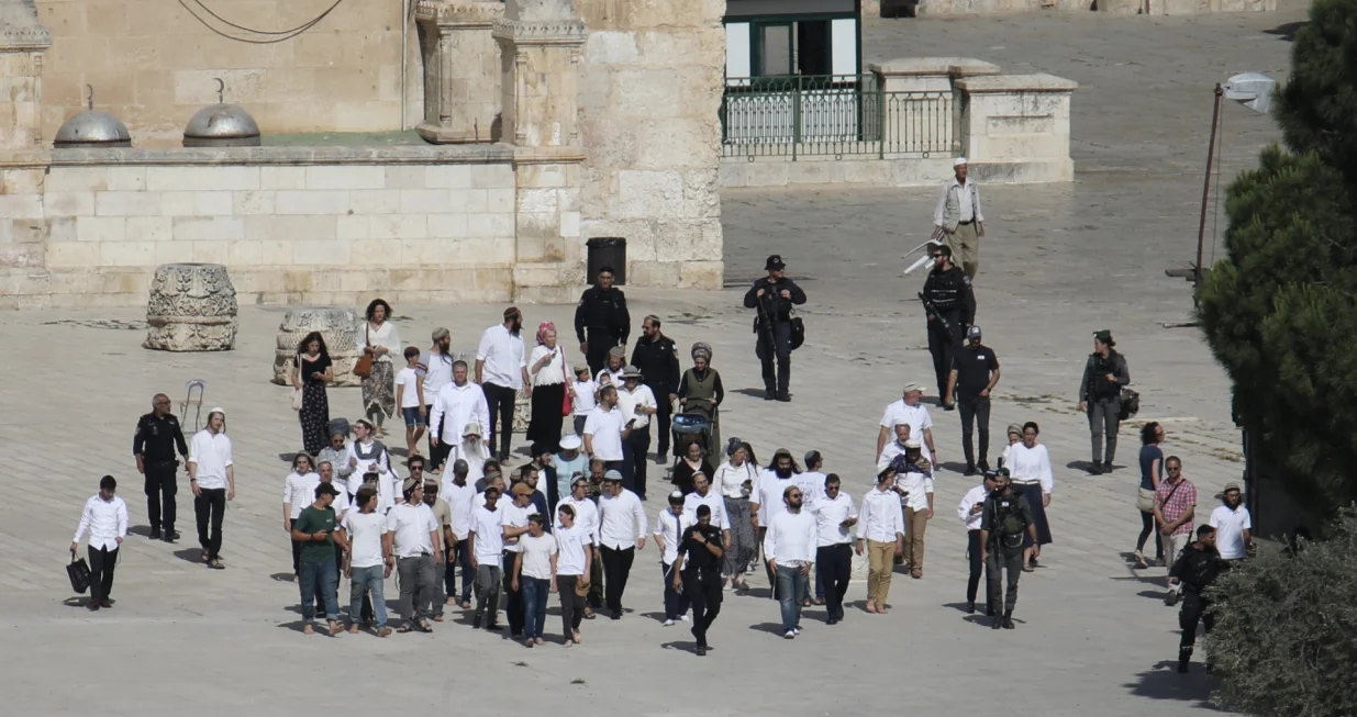 JERUSALEM - 26. MAJ: Više od 900 izraelskih doseljenika, uključujući članove Knesseta, upalo je u kompleks džamije Al-Aksa u okupiranom Istočnom Jerusalemu u ponedjeljak, obilježavajući godišnjicu izraelske okupacije grada (Gazi Samad - Anadolu Agency)/