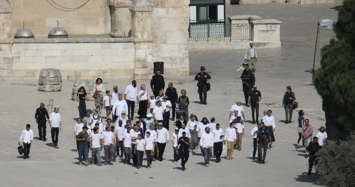 JERUSALEM - 26. MAJ: Više od 900 izraelskih doseljenika, uključujući članove Knesseta, upalo je u kompleks džamije Al-Aksa u okupiranom Istočnom Jerusalemu u ponedjeljak, obilježavajući godišnjicu izraelske okupacije grada (Gazi Samad - Anadolu Agency)/