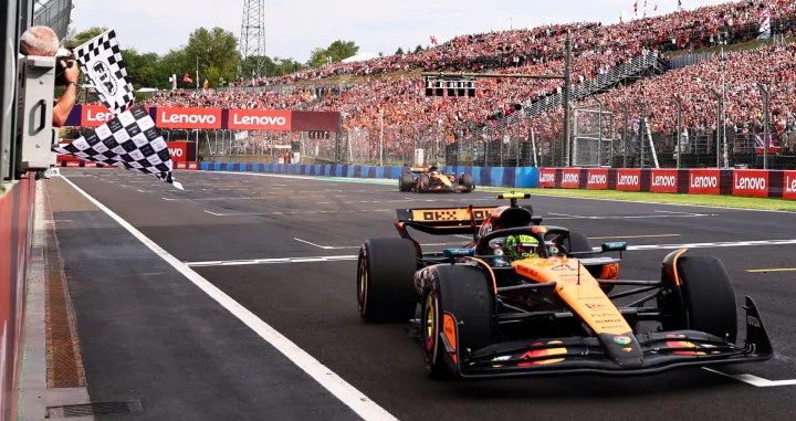Formula One F1 - Hungarian Grand Prix - Hungaroring, Budapest, Hungary - August 3, 2025 McLaren's Lando Norris passes the chequered flag to win the Hungarian Grand Prix Pool via REUTERS/Anna Szilagyi  TPX IMAGES OF THE DAY/Foto: Anna Szilagyi