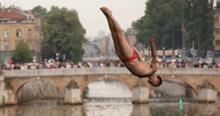 Skokovi u Miljacku (FOTO: Senad Gubelić)/Foto: 