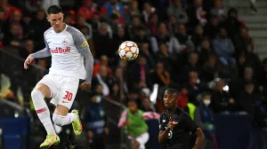 epa09496414 Benjamin Sesko (L) of Salzburg in action against Tiago Djalo of Lille during the UEFA Champions League group G soccer match between FC Salzburg and Lille OSC in Salzburg, Austria, 29 September 2021. EPA/Philipp Guelland/Foto: Philipp Guelland