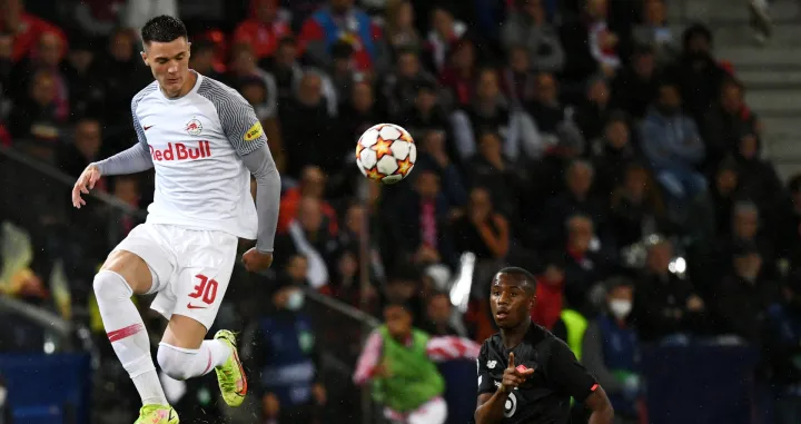 epa09496414 Benjamin Sesko (L) of Salzburg in action against Tiago Djalo of Lille during the UEFA Champions League group G soccer match between FC Salzburg and Lille OSC in Salzburg, Austria, 29 September 2021. EPA/Philipp Guelland/Foto: Philipp Guelland