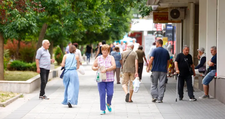 Šetači na Dobrinji/Damir Deljo