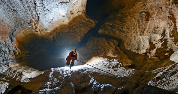 rijetko gdje priroda pokazuje svoju sirovu snagu i tajanstvenost kao u Lukinoj jami na Velebitu. Smještena u srcu strogog rezervata Hajdučki i Rožanski kukovi, ova jama nije samo najdublja u Hrvatskoj, već spada među najdublje na svijetu/Screenshot
