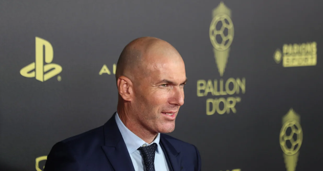 epa10249277 Former soccer player Zinedine Zidane arrives for the Ballon d'Or ceremony in Paris, France, 17 October 2022. For the first time the Ballon d'Or, presented by the magazine France Football, will be awarded to the best players of the 2021-22 season instead of the calendar year. EPA/Mohammed Badra/Foto: Mohammed Badra