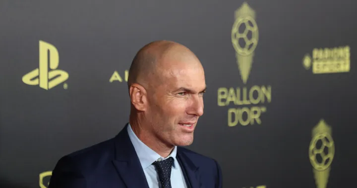 epa10249277 Former soccer player Zinedine Zidane arrives for the Ballon d'Or ceremony in Paris, France, 17 October 2022. For the first time the Ballon d'Or, presented by the magazine France Football, will be awarded to the best players of the 2021-22 season instead of the calendar year. EPA/Mohammed Badra/Foto: Mohammed Badra