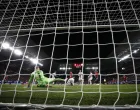 epa10294909 Barcelona's goalkeeper Marc-Andre Ter Stegen (L) in action during the Spanish LaLiga soccer match between CA Osasuna and FC Barcelona, in Pamplona, northern Spain, 08 November 2022. EPA/Jesus Diges/Foto: Jesus Diges