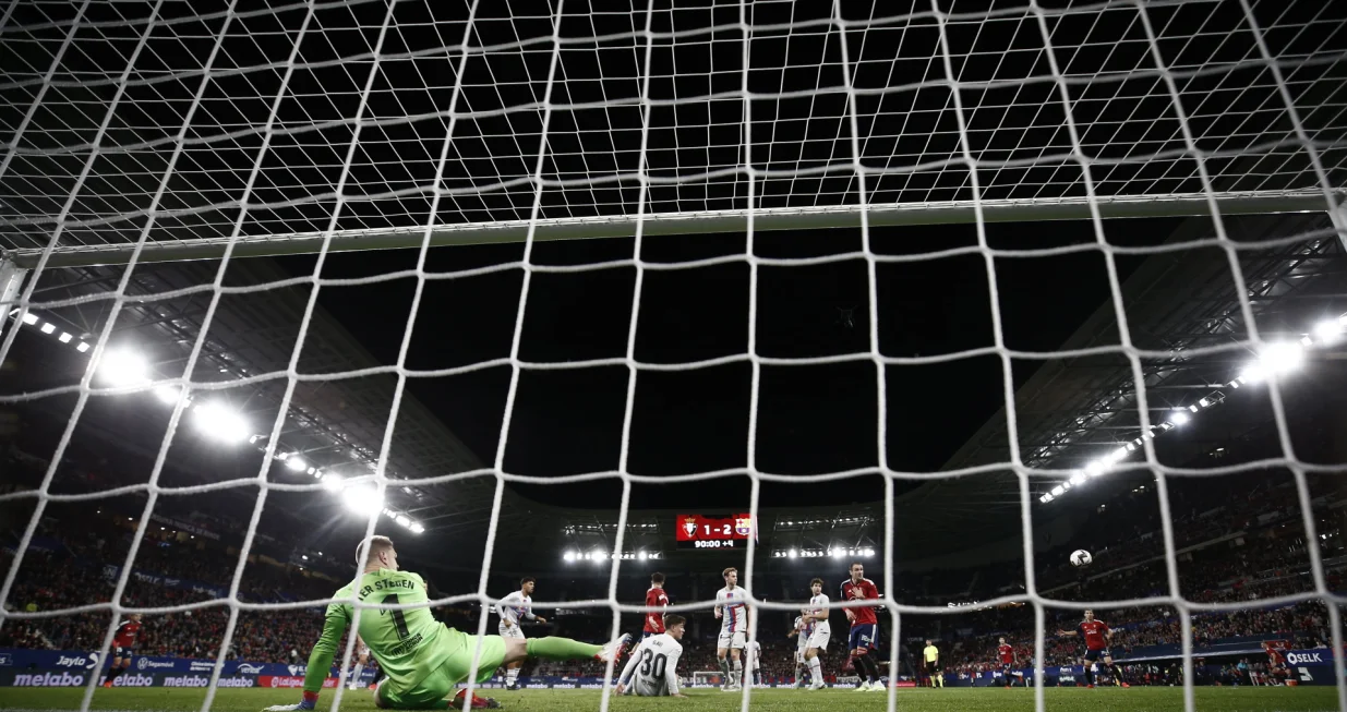 epa10294909 Barcelona's goalkeeper Marc-Andre Ter Stegen (L) in action during the Spanish LaLiga soccer match between CA Osasuna and FC Barcelona, in Pamplona, northern Spain, 08 November 2022. EPA/Jesus Diges/Foto: Jesus Diges