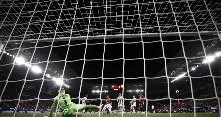 epa10294909 Barcelona's goalkeeper Marc-Andre Ter Stegen (L) in action during the Spanish LaLiga soccer match between CA Osasuna and FC Barcelona, in Pamplona, northern Spain, 08 November 2022. EPA/Jesus Diges/Foto: Jesus Diges