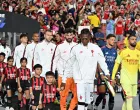 Soccer Football - Pre-Season Friendly - Arsenal v AC Milan - National Stadium, Singapore - July 23, 2025 AC Milan's Rafael Leao walks out his team with young mascots before the start of the match REUTERS/Caroline Chia/Foto: Caroline Chia