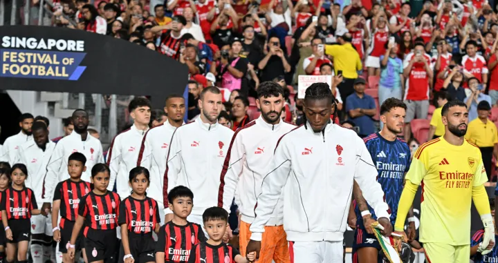 Soccer Football - Pre-Season Friendly - Arsenal v AC Milan - National Stadium, Singapore - July 23, 2025 AC Milan's Rafael Leao walks out his team with young mascots before the start of the match REUTERS/Caroline Chia/Foto: Caroline Chia
