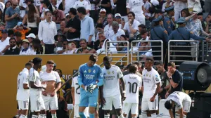 Soccer Football - FIFA Club World Cup - Semi Final - Paris St Germain v Real Madrid - MetLife Stadium, East Rutherford, New Jersey, U.S. - July 9, 2025 Real Madrid's Thibaut Courtois speaks with Real Madrid's Antonio Rudiger REUTERS/Mike Segar/Foto: Mike Segar