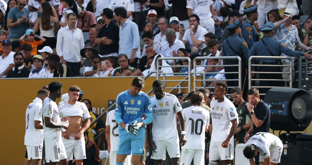 Soccer Football - FIFA Club World Cup - Semi Final - Paris St Germain v Real Madrid - MetLife Stadium, East Rutherford, New Jersey, U.S. - July 9, 2025 Real Madrid's Thibaut Courtois speaks with Real Madrid's Antonio Rudiger REUTERS/Mike Segar/Foto: Mike Segar