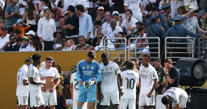 Soccer Football - FIFA Club World Cup - Semi Final - Paris St Germain v Real Madrid - MetLife Stadium, East Rutherford, New Jersey, U.S. - July 9, 2025 Real Madrid's Thibaut Courtois speaks with Real Madrid's Antonio Rudiger REUTERS/Mike Segar/Foto: Mike Segar