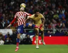 epa10396307 Atletico's striker Yannick Ferreira-Carrasco (L) vies for the ball against FC Barcelona's defender Jules Kounde (R) during the Spanish LaLiga soccer match between Atletico de Madrid and FC Barcelona at Civitas Metropolitano stadium in Madrid, Spain, 08 January 2023. EPA/Rodrigo Jimenez/Foto: Rodrigo Jimenez