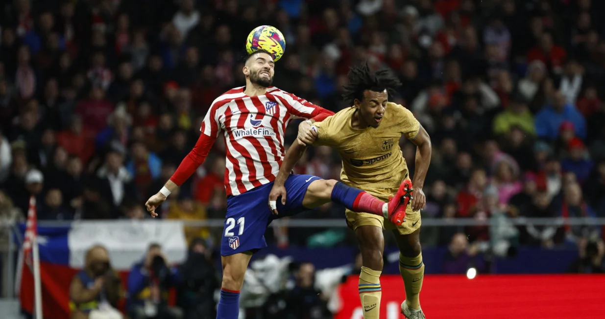 epa10396307 Atletico's striker Yannick Ferreira-Carrasco (L) vies for the ball against FC Barcelona's defender Jules Kounde (R) during the Spanish LaLiga soccer match between Atletico de Madrid and FC Barcelona at Civitas Metropolitano stadium in Madrid, Spain, 08 January 2023. EPA/Rodrigo Jimenez/Foto: Rodrigo Jimenez