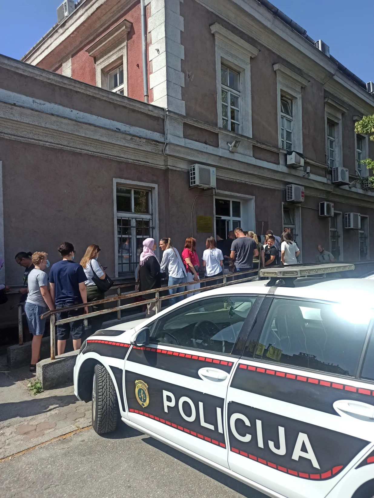 Redovi za izdavanje pasoša/Didier Torche