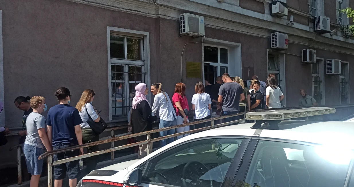 Redovi za izdavanje pasoša/Didier Torche