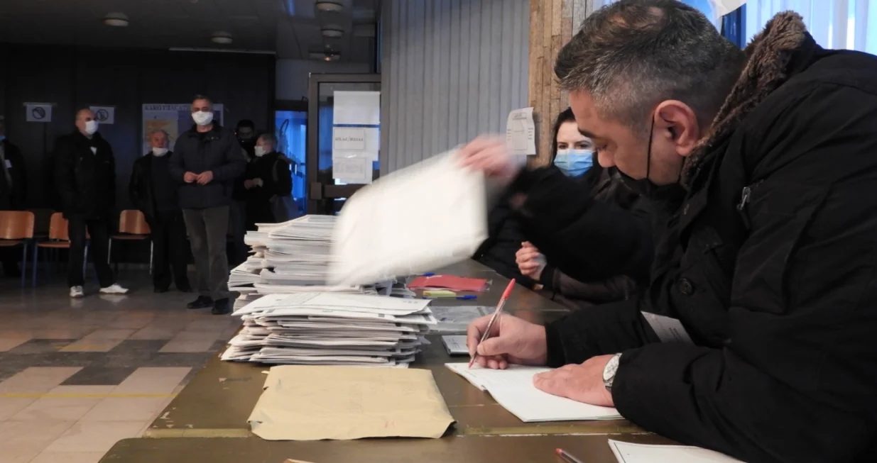 Doboj, BiH - 21. februar 2021: U Doboju danas u sedam sati otvorena su biračka mjesta na kojim će birači na ponovljenim izborima birati gradonačelnika i odbornike u Skupštini Grada Doboja (Vedran Bošnjak - Anadolu Agency)/Vedran Bošnjak 