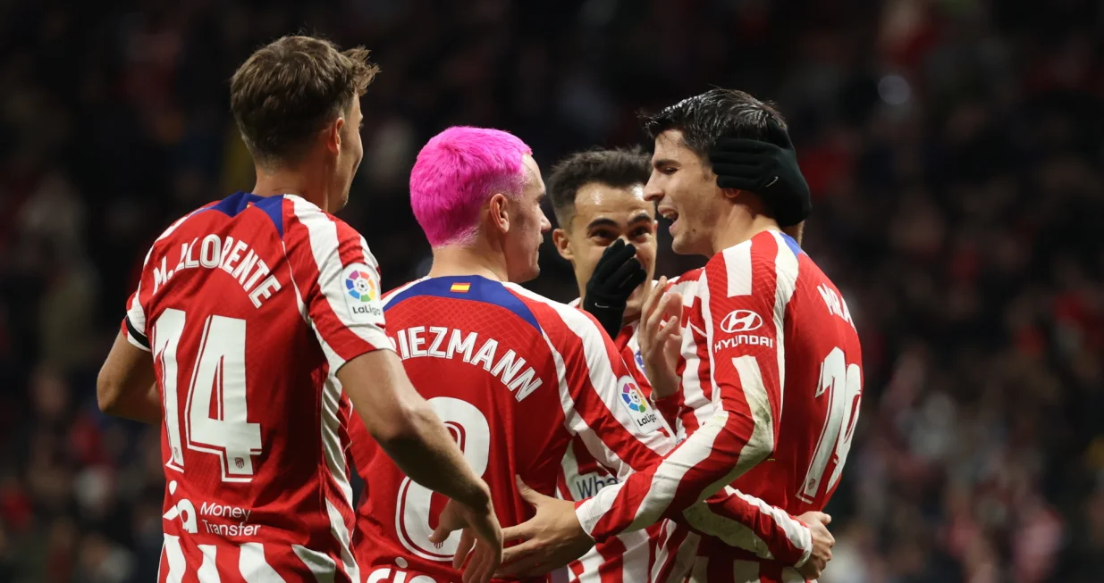 epa10382007 Atletico de Madrid's striker Alvaro Morata (R) celebrates with teammates after scoring the 2-0 goal during the Spanish LaLiga soccer match between Atletico de Madrid and Elche CF at Civitas Metropolitano stadium in Madrid, Spain, 29 December 2022. EPA/Kiko Huesca/Foto: Kiko Huesca