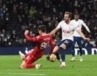 epa09650584 Harry Kane (C) of Tottenham in action against Tyler Morton (L) of Liverpool during the English Premier League soccer match between Tottenham Hotspur and Liverpool FC in London, Britain, 19 December 2021. EPA/FACUNDO ARRIZABALAGA EDITORIAL USE ONLY. No use with unauthorized audio, video, data, fixture lists, club/league logos or 'live' services. Online in-match use limited to 120 images, no video emulation. No use in betting, games or single club/league/player publications/Foto: Facundo Arrizabalaga
