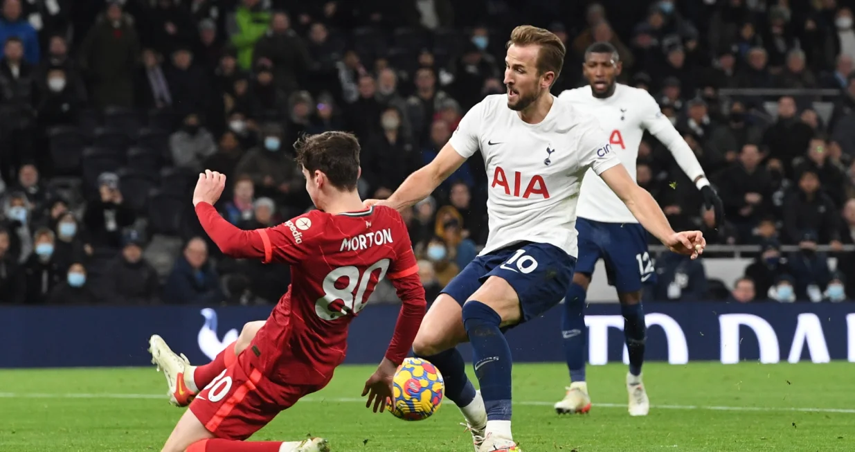 epa09650584 Harry Kane (C) of Tottenham in action against Tyler Morton (L) of Liverpool during the English Premier League soccer match between Tottenham Hotspur and Liverpool FC in London, Britain, 19 December 2021. EPA/FACUNDO ARRIZABALAGA EDITORIAL USE ONLY. No use with unauthorized audio, video, data, fixture lists, club/league logos or 'live' services. Online in-match use limited to 120 images, no video emulation. No use in betting, games or single club/league/player publications/Foto: Facundo Arrizabalaga
