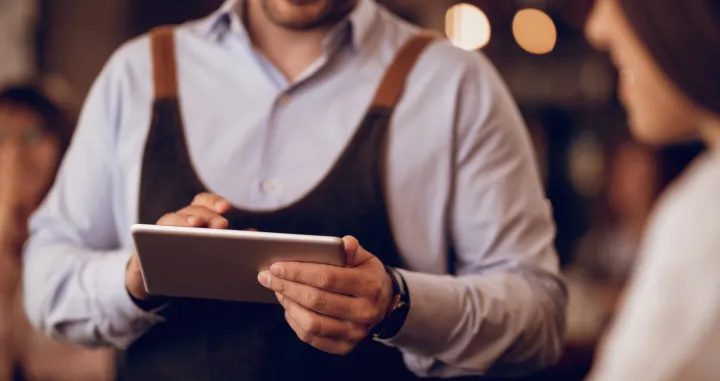 Restoran, konobar, naručivanje hrane/Freepik 