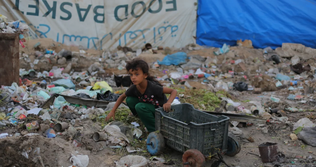 DEIR AL-BALAH, GAZA - 29. JULI:Palestinci koji žive u improviziranim šatorima u izbjegličkom kampu Nuseirat pokušavaju preživjeti izraelsku blokadu i politiku gladovanja kuhajući s odbačenom namirnicama u Deir al-Balahu, Gaza, 29. jula 2025. Porodice pretražuju otpadnu leću kako bi pripremile obroke dok se nestašica hrane pogoršava u Pojasu Gaze. (Hassan Jedi - Anadolu Agency)/