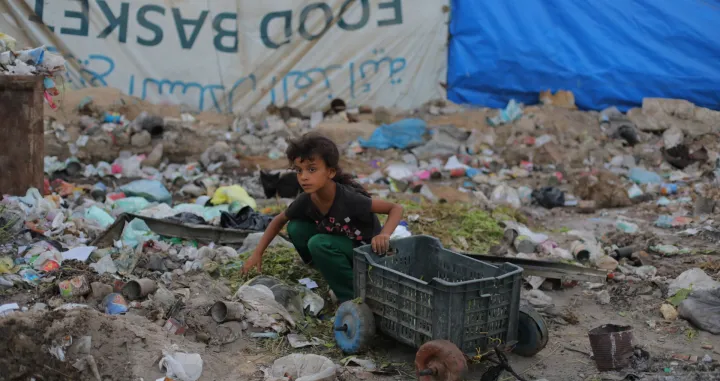 DEIR AL-BALAH, GAZA - 29. JULI:Palestinci koji žive u improviziranim šatorima u izbjegličkom kampu Nuseirat pokušavaju preživjeti izraelsku blokadu i politiku gladovanja kuhajući s odbačenom namirnicama u Deir al-Balahu, Gaza, 29. jula 2025. Porodice pretražuju otpadnu leću kako bi pripremile obroke dok se nestašica hrane pogoršava u Pojasu Gaze. (Hassan Jedi - Anadolu Agency)/