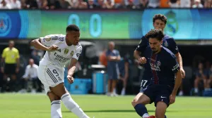 Soccer Football - FIFA Club World Cup - Semi Final - Paris St Germain v Real Madrid - MetLife Stadium, East Rutherford, New Jersey, U.S. - July 9, 2025 Real Madrid's Kylian Mbappe in action with Paris St Germain's Vitinha REUTERS/Mike Segar/Foto: Mike Segar