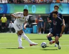 Soccer Football - FIFA Club World Cup - Semi Final - Paris St Germain v Real Madrid - MetLife Stadium, East Rutherford, New Jersey, U.S. - July 9, 2025 Real Madrid's Kylian Mbappe in action with Paris St Germain's Vitinha REUTERS/Mike Segar/Foto: Mike Segar