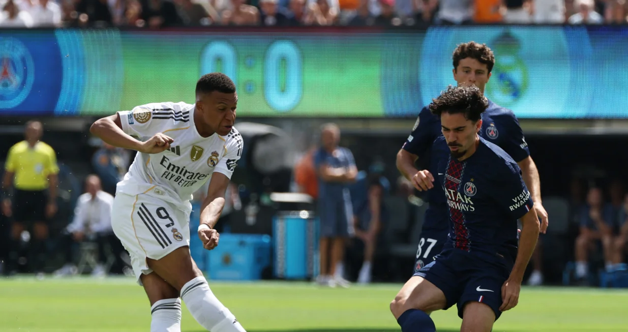 Soccer Football - FIFA Club World Cup - Semi Final - Paris St Germain v Real Madrid - MetLife Stadium, East Rutherford, New Jersey, U.S. - July 9, 2025 Real Madrid's Kylian Mbappe in action with Paris St Germain's Vitinha REUTERS/Mike Segar/Foto: Mike Segar