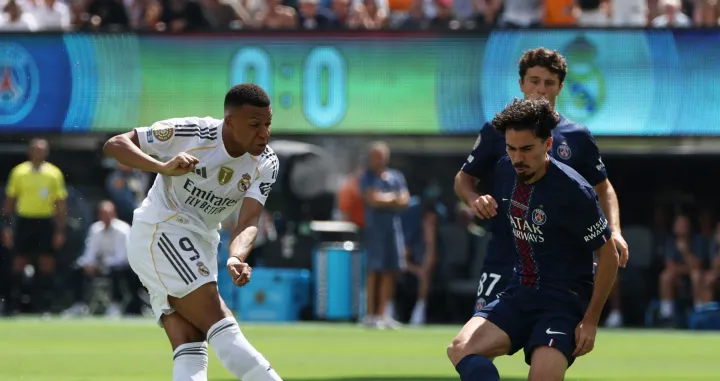 Soccer Football - FIFA Club World Cup - Semi Final - Paris St Germain v Real Madrid - MetLife Stadium, East Rutherford, New Jersey, U.S. - July 9, 2025 Real Madrid's Kylian Mbappe in action with Paris St Germain's Vitinha REUTERS/Mike Segar/Foto: Mike Segar