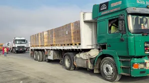 Trucks carrying aid line up near the Rafah border crossing between Egypt and the Gaza Strip, amid the ongoing conflict between Israel and Hamas, in Rafah, Egypt, July 28, 2025. REUTERS/Stringer/Stringer