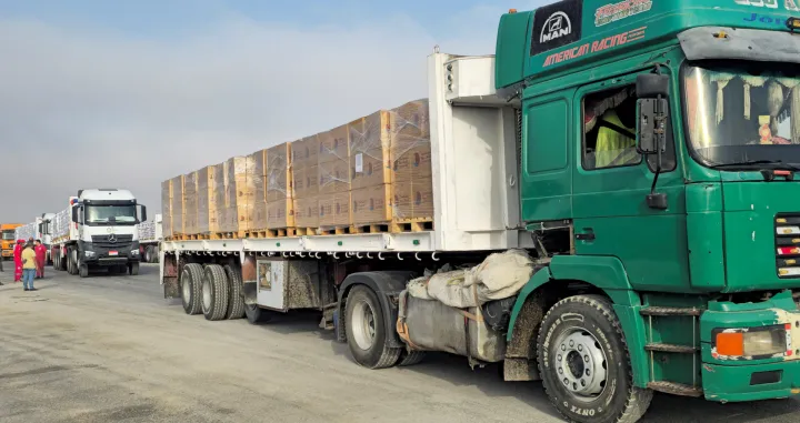 Trucks carrying aid line up near the Rafah border crossing between Egypt and the Gaza Strip, amid the ongoing conflict between Israel and Hamas, in Rafah, Egypt, July 28, 2025. REUTERS/Stringer/Stringer