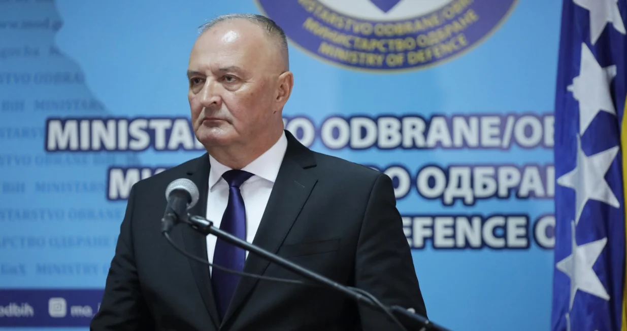 Pres-konferencija ministra odbrane Bosne i Hercegovine Zukana Heleza u vezi s događajem obilježavanja godišnjice 3. pješadijskog (Republika Srpska) puka Oružanih snaga BiH/Senad Gubelić