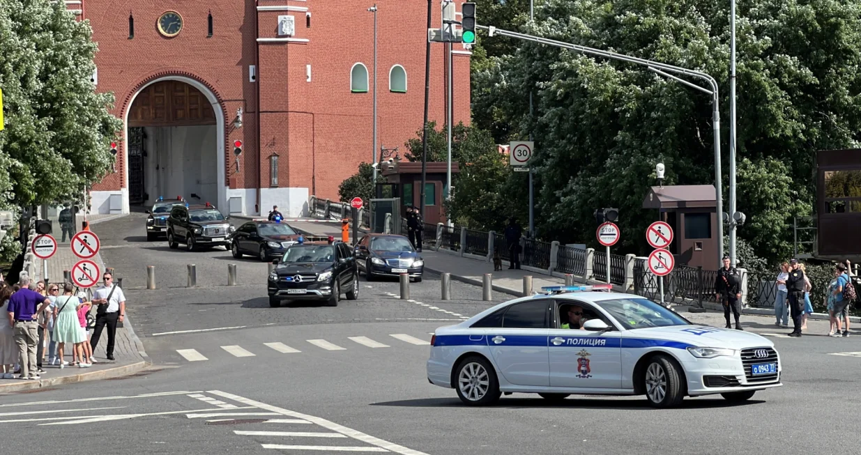 A motorcade carrying U.S. President Donald Trump's envoy Steve Witkoff leaves the Kremlin after his meeting with Russian President Vladimir Putin in Moscow, Russia August 6, 2025. REUTERS/Lev Sergeev/Lev Sergeev