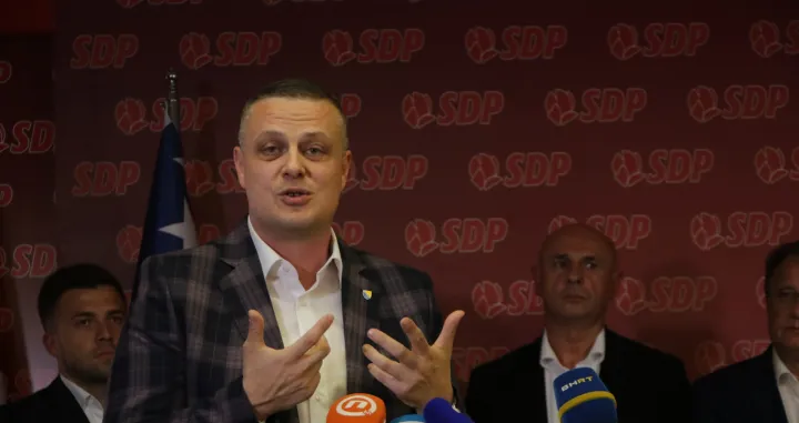 Predsjednik SDP BiH Nermin Nikšić i potpredsjednik SDP BiH Vojin Mijatović i Milorad Klimović iz trebinja/Senad Gubelić