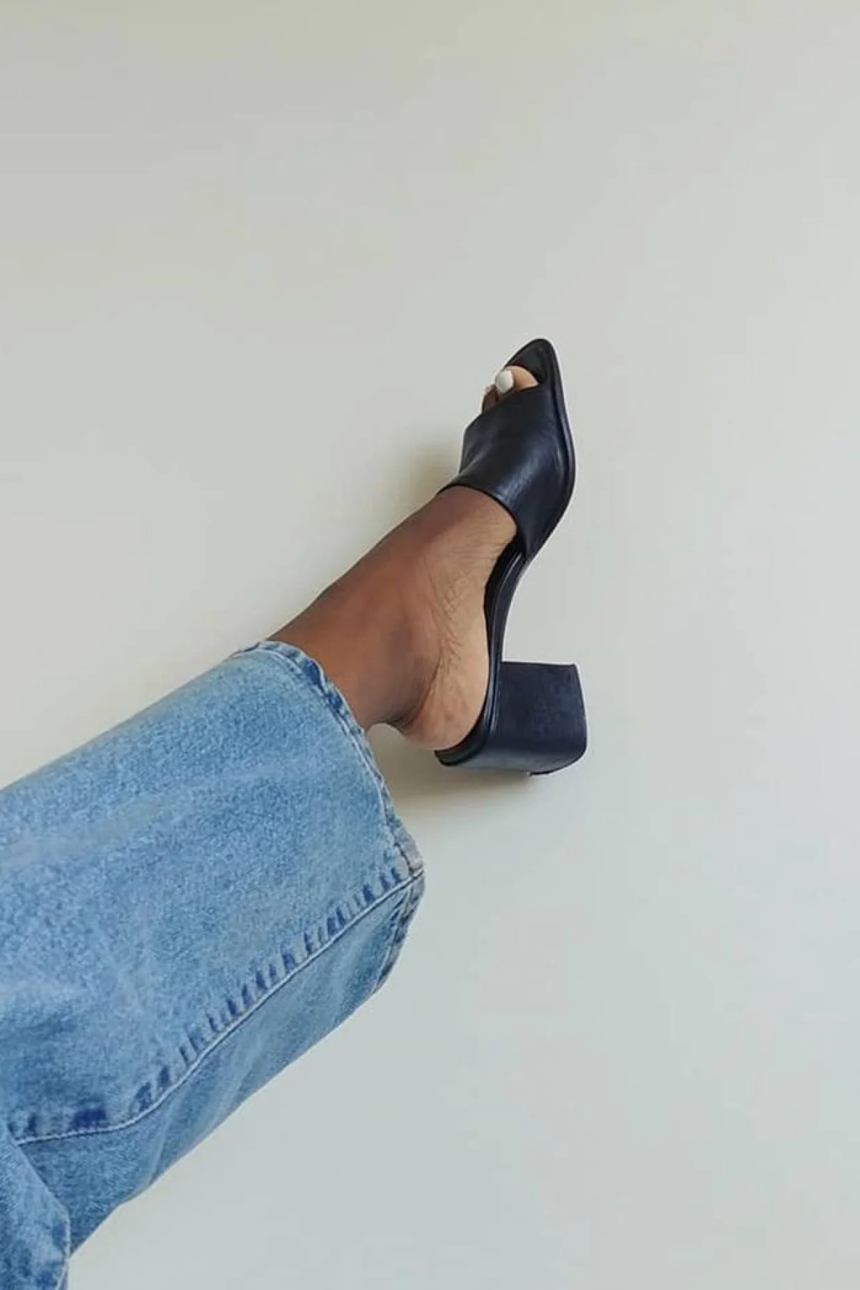 Crne papuče s blok petom i širokim kaišem//